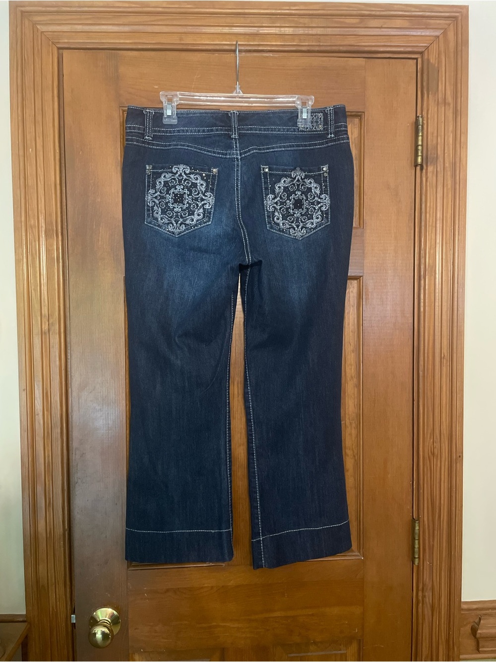 Bandolino Indigo Embellished “Cropped” Jeans, Embroidered Back Pockets, Size 10‎